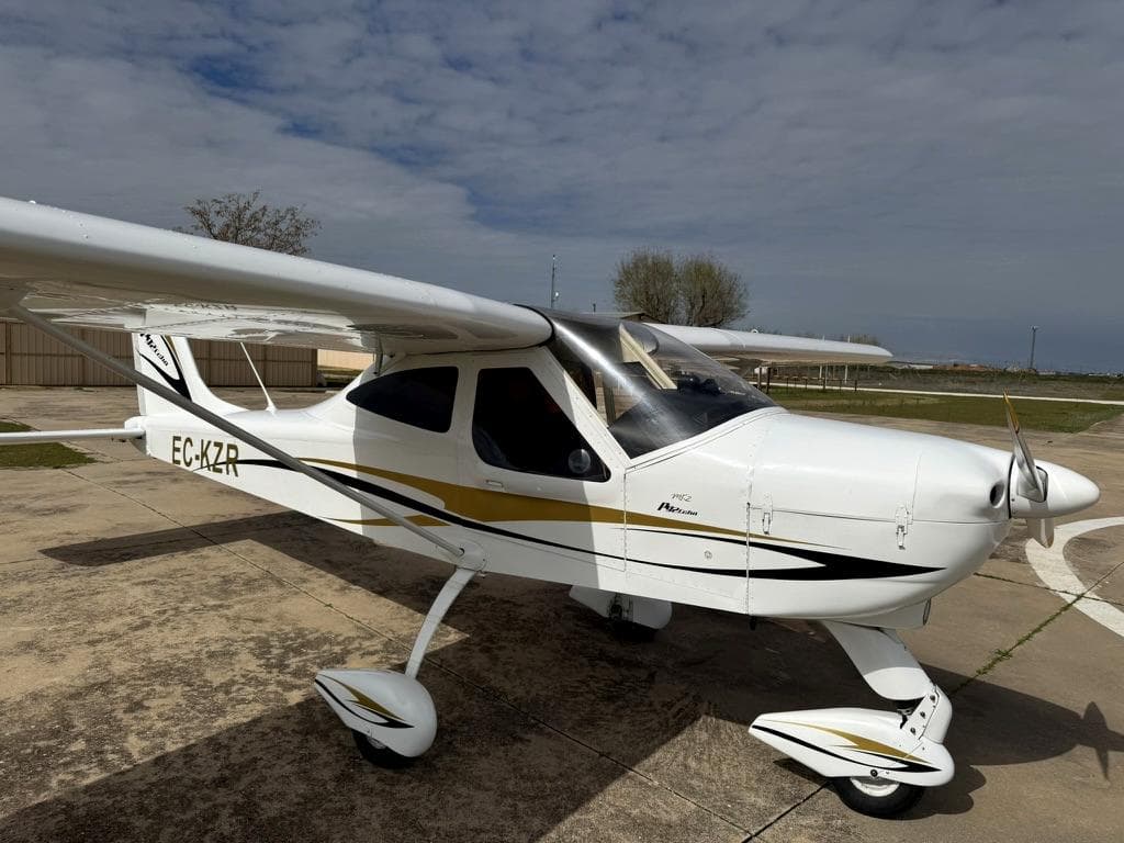 Tecnam P92 del club listo en la rampa
