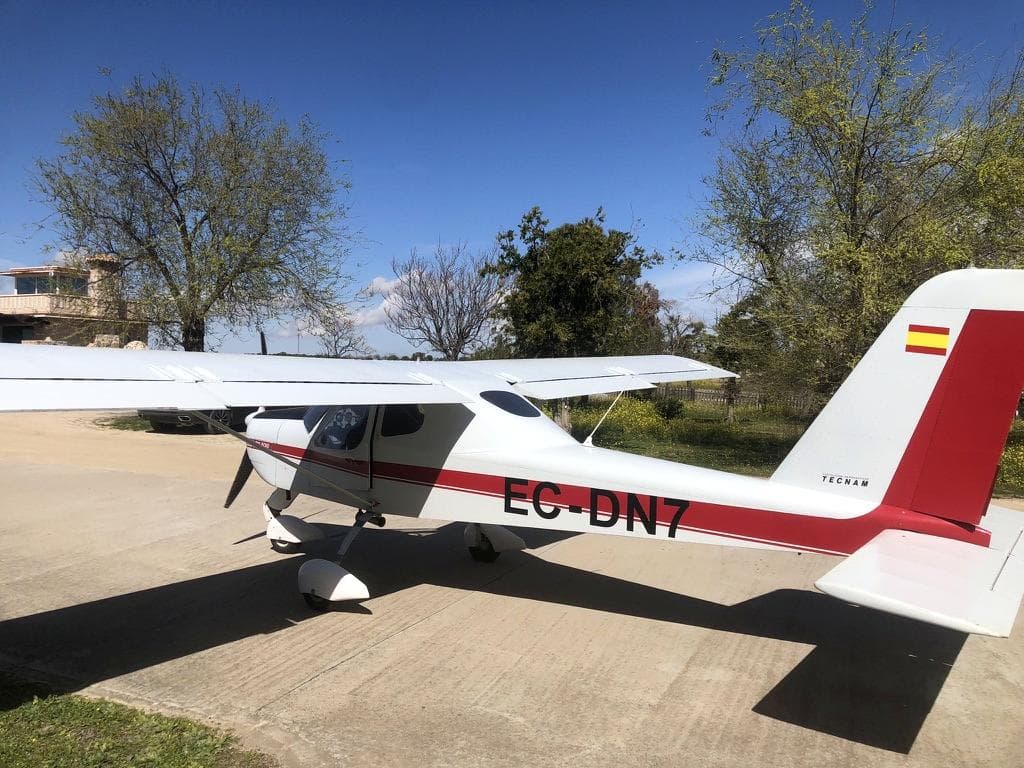 Tecnam P92 del club en el aeródromo